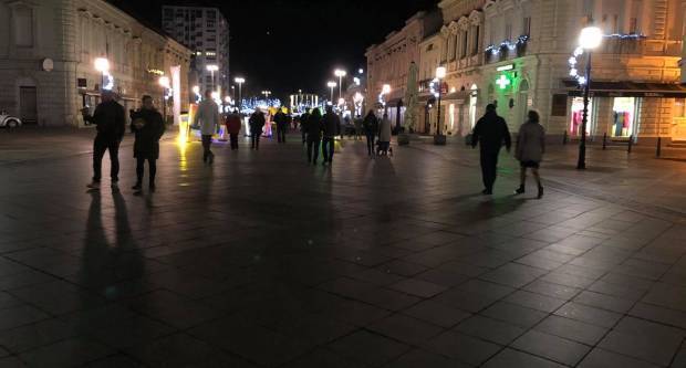 Od ponedjeljka na snagu stupaju nove mjere, maske u crkvi, manje gledatelja na tribinama.... Od ponedjeljka na snagu stupaju nove mjere, maske u crkvi, manje gledatelja na tribinama....