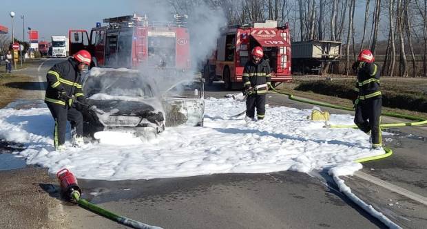 IMAMO FOTKE: Jutros požar. Vatrogasac: Nažalost vozilo je izgorjelo u cijelosti
