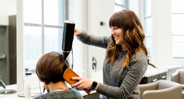 Država prijeti kaznama: Ozbiljno upozorenje frizerkama, građevinarima, automehaničarima...: