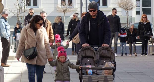FOTO: Sunce je u šetnju izmamilo brojne Požežanke i Požežane, 12.3.2022.