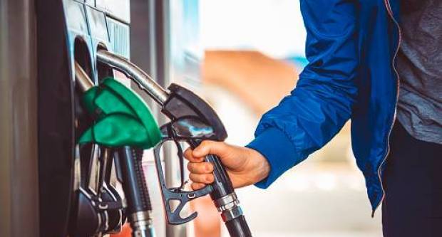 NESPORAZUM NA BENZINSKOJ PUMPI: Građani satima kupovali gorivo po bagatelnoj cijeni