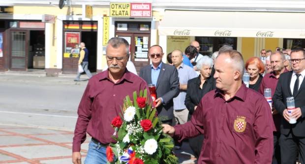 Povodom Dana državnosti RH položeni vijenci na Trgu 123. brigade u Požegi