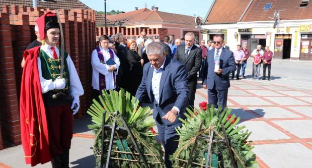 Povodom Dana državnosti RH položeni vijenci na Trgu 123. brigade u Požegi