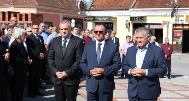 Povodom Dana državnosti RH položeni vijenci na Trgu 123. brigade u Požegi