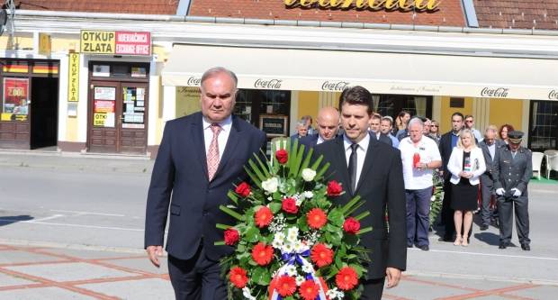 Povodom Dana državnosti RH položeni vijenci na Trgu 123. brigade u Požegi