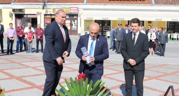 Povodom Dana državnosti RH položeni vijenci na Trgu 123. brigade u Požegi