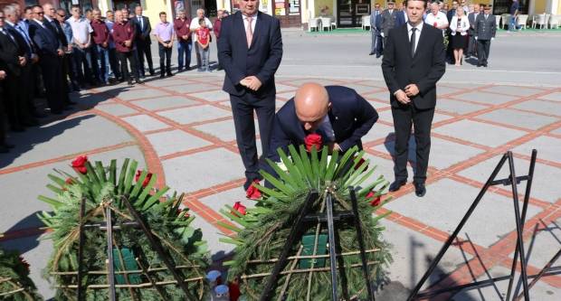 Povodom Dana državnosti RH položeni vijenci na Trgu 123. brigade u Požegi