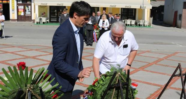 Povodom Dana državnosti RH položeni vijenci na Trgu 123. brigade u Požegi