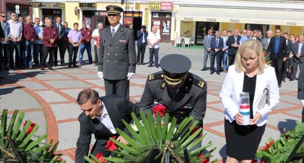 Povodom Dana državnosti RH položeni vijenci na Trgu 123. brigade u Požegi