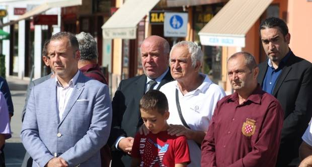 Povodom Dana državnosti RH položeni vijenci na Trgu 123. brigade u Požegi