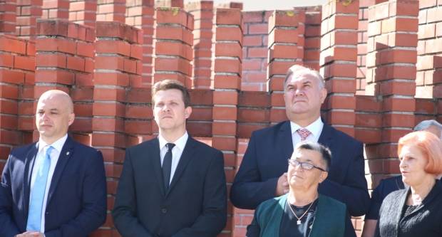 Povodom Dana državnosti RH položeni vijenci na Trgu 123. brigade u Požegi