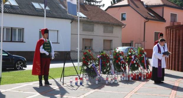 Povodom Dana državnosti RH položeni vijenci na Trgu 123. brigade u Požegi