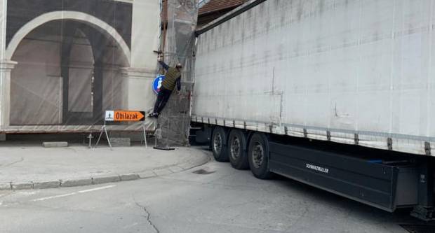 UPRAVO: Šleper zapeo za skelu kod Muzeja