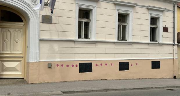 Na zgradi požeškog HDZ-a netko iscrtao listove marihuane