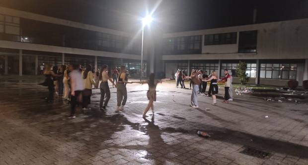 Maturanti i ove godine u centru Sl. Broda plesali kolo