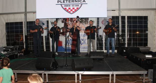 MEĐUNARODNI KONJIČKI TURNIR U PLETERNICI: Održana prva konjička noćna utrka u svijetu