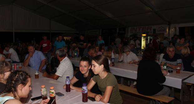 MEĐUNARODNI KONJIČKI TURNIR U PLETERNICI: Održana prva konjička noćna utrka u svijetu