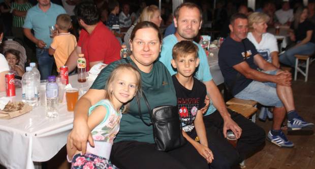 MEĐUNARODNI KONJIČKI TURNIR U PLETERNICI: Održana prva konjička noćna utrka u svijetu