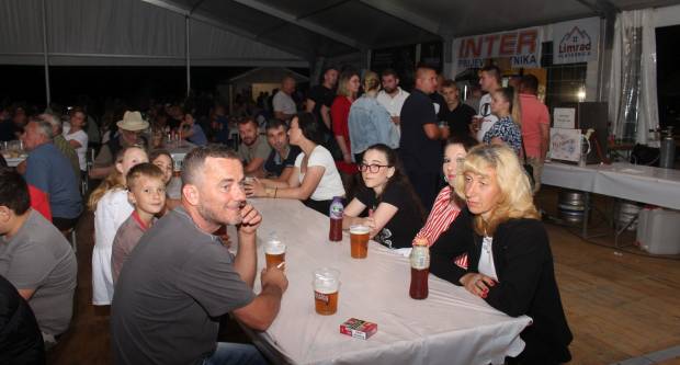 MEĐUNARODNI KONJIČKI TURNIR U PLETERNICI: Održana prva konjička noćna utrka u svijetu