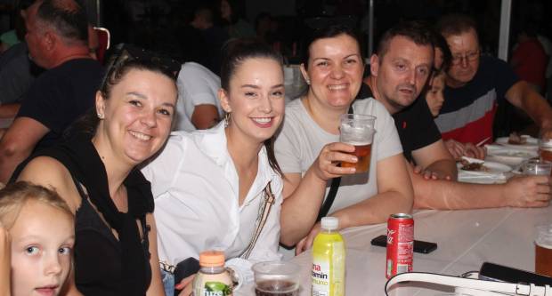 MEĐUNARODNI KONJIČKI TURNIR U PLETERNICI: Održana prva konjička noćna utrka u svijetu