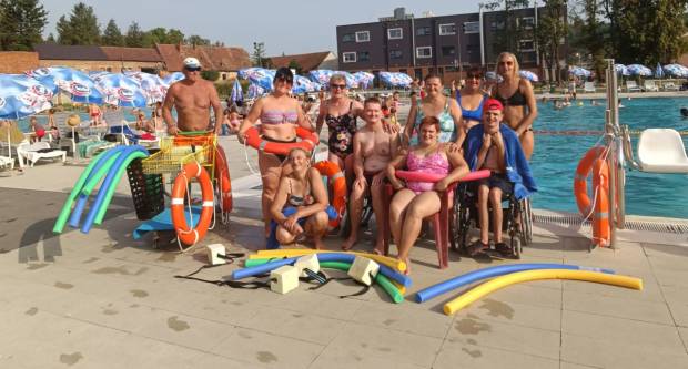 Na požeškim bazenima održana škola plivanja za osobe s invaliditetom