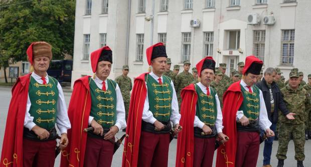 Svečani mimohod povodom 31. obljetnice oslobođenja Vojarne 123. brigade i Dana hrvatskih branitelja PSŽ