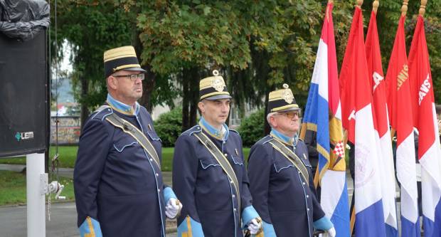 Svečani mimohod povodom 31. obljetnice oslobođenja Vojarne 123. brigade i Dana hrvatskih branitelja PSŽ