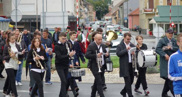 Svečani mimohod povodom 31. obljetnice oslobođenja Vojarne 123. brigade i Dana hrvatskih branitelja PSŽ