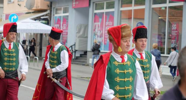 Svečani mimohod povodom 31. obljetnice oslobođenja Vojarne 123. brigade i Dana hrvatskih branitelja PSŽ