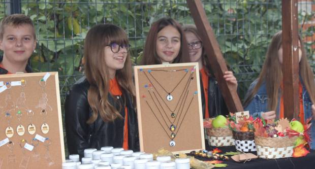 JESEN U PLETERNICI: Održan veliki Jesenski sajam i Kestenijada