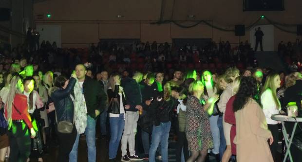 KONCERT CRVENE JABUKE: Brojni Požežani i Požežanke uživali u humanitarnom koncertu za Martinu Šimić