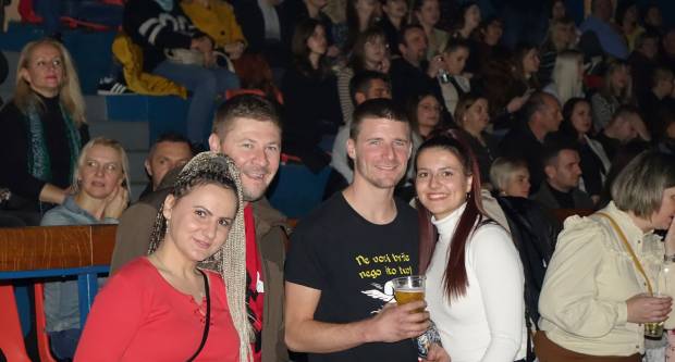 KONCERT CRVENE JABUKE: Brojni Požežani i Požežanke uživali u humanitarnom koncertu za Martinu Šimić