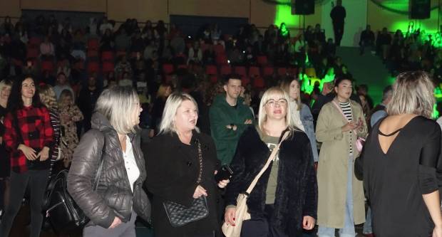 KONCERT CRVENE JABUKE: Brojni Požežani i Požežanke uživali u humanitarnom koncertu za Martinu Šimić