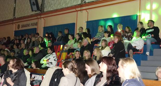 KONCERT CRVENE JABUKE: Brojni Požežani i Požežanke uživali u humanitarnom koncertu za Martinu Šimić