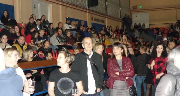 KONCERT CRVENE JABUKE: Brojni Požežani i Požežanke uživali u humanitarnom koncertu za Martinu Šimić