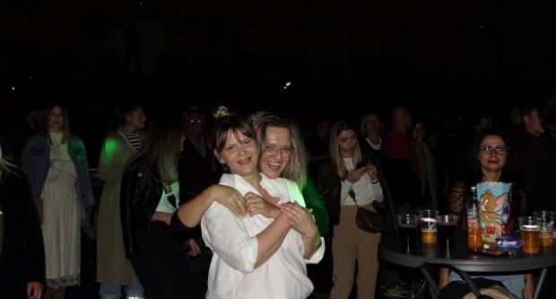 KONCERT CRVENE JABUKE: Brojni Požežani i Požežanke uživali u humanitarnom koncertu za Martinu Šimić