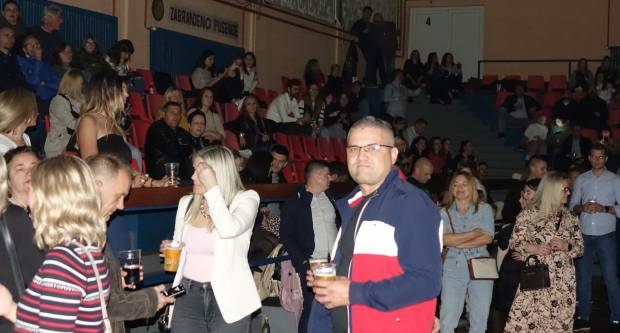 KONCERT CRVENE JABUKE: Brojni Požežani i Požežanke uživali u humanitarnom koncertu za Martinu Šimić