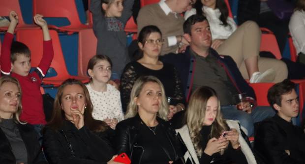 KONCERT CRVENE JABUKE: Brojni Požežani i Požežanke uživali u humanitarnom koncertu za Martinu Šimić