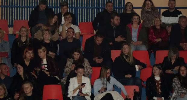 KONCERT CRVENE JABUKE: Brojni Požežani i Požežanke uživali u humanitarnom koncertu za Martinu Šimić