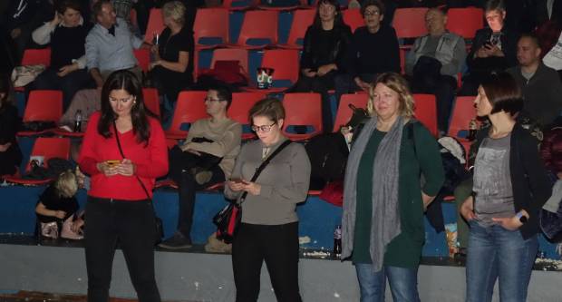 KONCERT CRVENE JABUKE: Brojni Požežani i Požežanke uživali u humanitarnom koncertu za Martinu Šimić