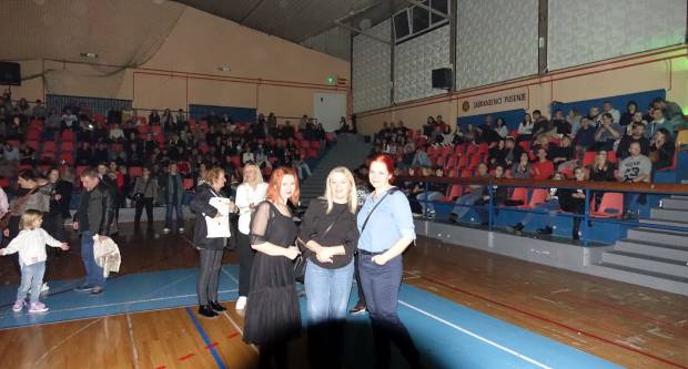 KONCERT CRVENE JABUKE: Brojni Požežani i Požežanke uživali u humanitarnom koncertu za Martinu Šimić