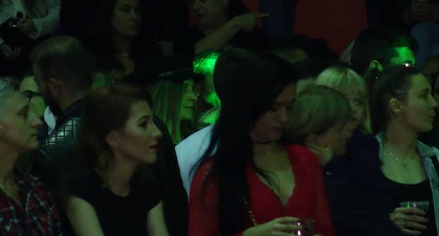 KONCERT CRVENE JABUKE: Brojni Požežani i Požežanke uživali u humanitarnom koncertu za Martinu Šimić