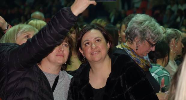 KONCERT CRVENE JABUKE: Brojni Požežani i Požežanke uživali u humanitarnom koncertu za Martinu Šimić