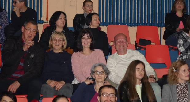 KONCERT CRVENE JABUKE: Brojni Požežani i Požežanke uživali u humanitarnom koncertu za Martinu Šimić