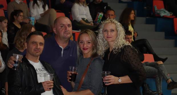 KONCERT CRVENE JABUKE: Brojni Požežani i Požežanke uživali u humanitarnom koncertu za Martinu Šimić