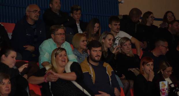 KONCERT CRVENE JABUKE: Brojni Požežani i Požežanke uživali u humanitarnom koncertu za Martinu Šimić