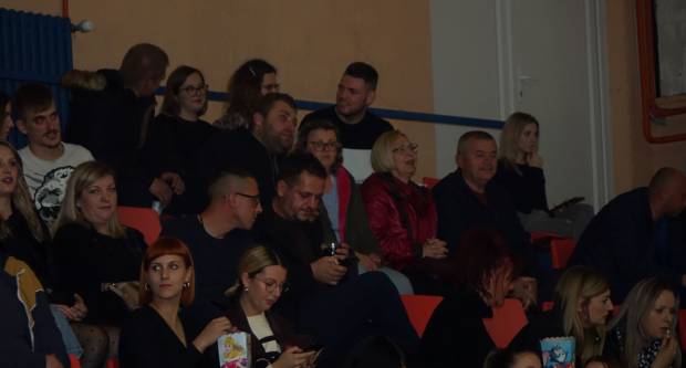 KONCERT CRVENE JABUKE: Brojni Požežani i Požežanke uživali u humanitarnom koncertu za Martinu Šimić