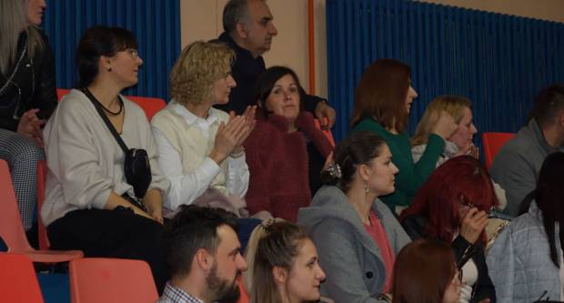 KONCERT CRVENE JABUKE: Brojni Požežani i Požežanke uživali u humanitarnom koncertu za Martinu Šimić