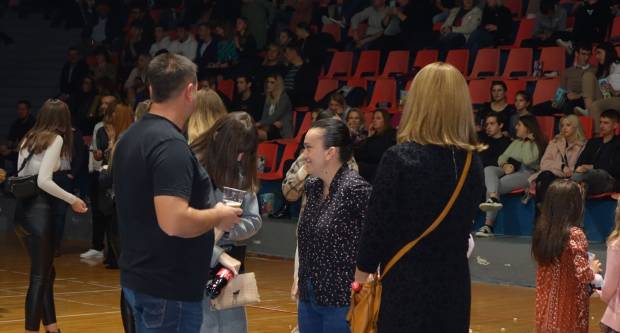 KONCERT CRVENE JABUKE: Brojni Požežani i Požežanke uživali u humanitarnom koncertu za Martinu Šimić