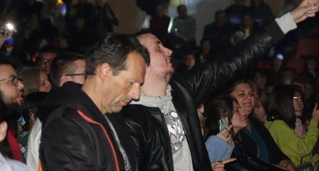 KONCERT CRVENE JABUKE: Brojni Požežani i Požežanke uživali u humanitarnom koncertu za Martinu Šimić
